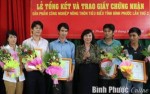 Bà Trần Thị Hồng, Phó giám đốc Sở công thương trao chứng nhận sản phẩm công nghiệp nông thôn tiêu biểu cho các đơn vỊ