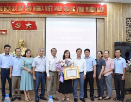TRAO TẶNG HUY HIỆU 30 NĂM TUỔI ĐẢNG CHO Đ/C NGUYỄN THỊ SÁU